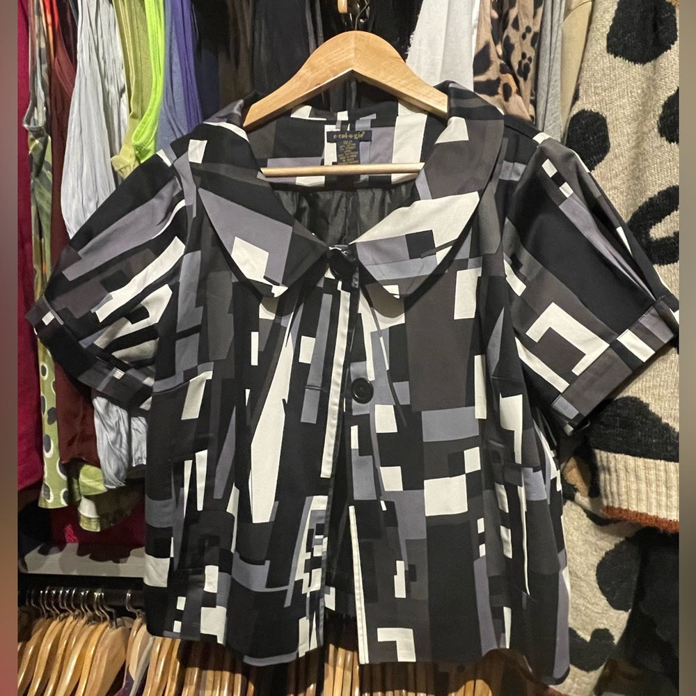 “e.col.o.gie” cute short jacket with quarter sleeves. Size XL